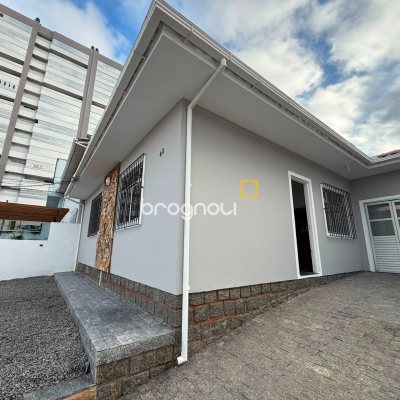 Casa com 131m², 3 quartos (sendo 1 suíte), 3 garagens, no bairro Barreiros em São José