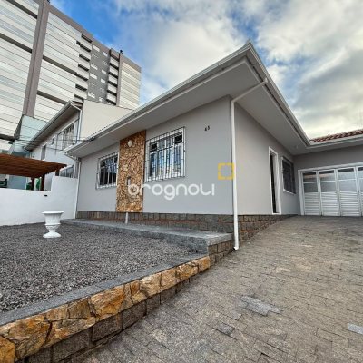 Casa com 131m², 3 quartos (sendo 1 suíte), 3 garagens, no bairro Barreiros em São José