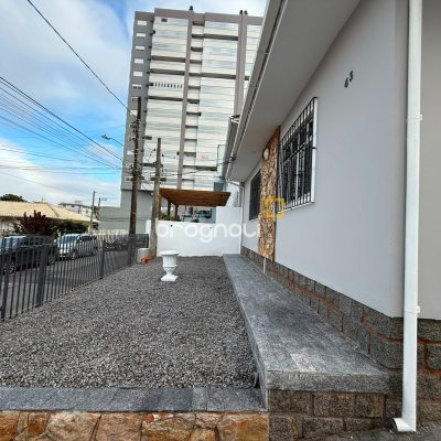 Casa com 131m², 3 quartos (sendo 1 suíte), 3 garagens, no bairro Barreiros em São José