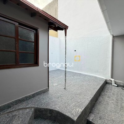 Casa com 131m², 3 quartos (sendo 1 suíte), 3 garagens, no bairro Barreiros em São José