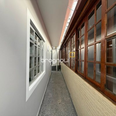 Casa com 131m², 3 quartos (sendo 1 suíte), 3 garagens, no bairro Barreiros em São José