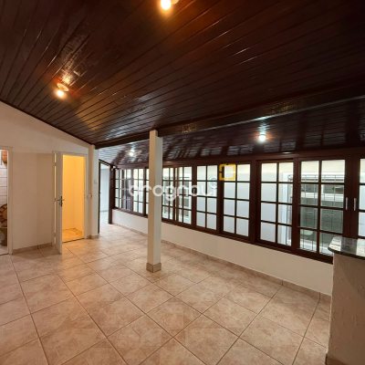 Casa com 131m², 3 quartos (sendo 1 suíte), 3 garagens, no bairro Barreiros em São José