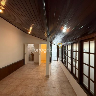 Casa com 131m², 3 quartos (sendo 1 suíte), 3 garagens, no bairro Barreiros em São José