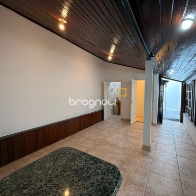 Casa com 131m², 3 quartos (sendo 1 suíte), 3 garagens, no bairro Barreiros em São José