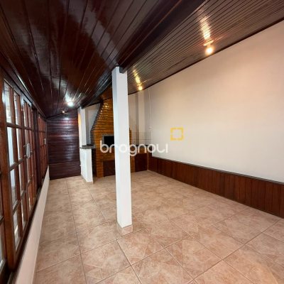 Casa com 131m², 3 quartos (sendo 1 suíte), 3 garagens, no bairro Barreiros em São José