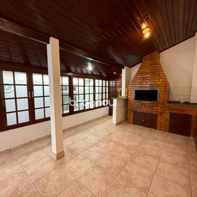 Casa com 131m², 3 quartos (sendo 1 suíte), 3 garagens, no bairro Barreiros em São José