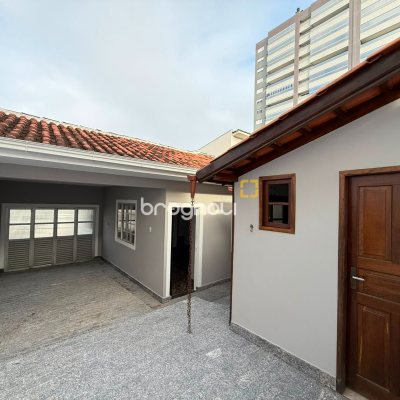 Casa com 131m², 3 quartos (sendo 1 suíte), 3 garagens, no bairro Barreiros em São José