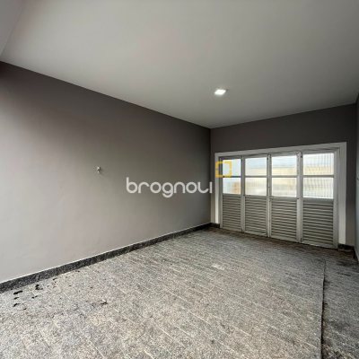 Casa com 131m², 3 quartos (sendo 1 suíte), 3 garagens, no bairro Barreiros em São José