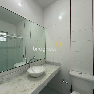 Casa com 131m², 3 quartos (sendo 1 suíte), 3 garagens, no bairro Barreiros em São José