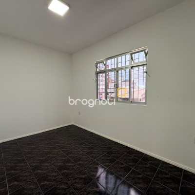 Casa com 131m², 3 quartos (sendo 1 suíte), 3 garagens, no bairro Barreiros em São José