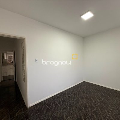 Casa com 131m², 3 quartos (sendo 1 suíte), 3 garagens, no bairro Barreiros em São José