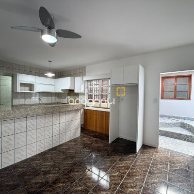 Casa com 131m², 3 quartos (sendo 1 suíte), 3 garagens, no bairro Barreiros em São José