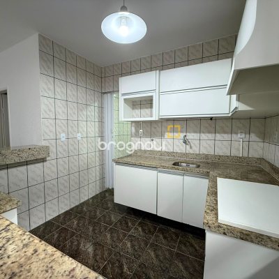 Casa com 131m², 3 quartos (sendo 1 suíte), 3 garagens, no bairro Barreiros em São José