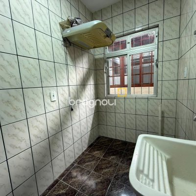 Casa com 131m², 3 quartos (sendo 1 suíte), 3 garagens, no bairro Barreiros em São José