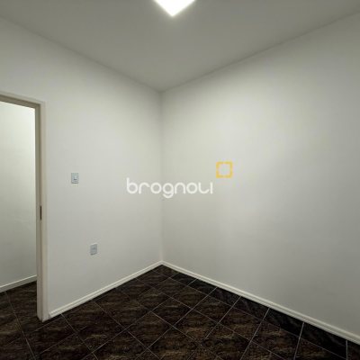 Casa com 131m², 3 quartos (sendo 1 suíte), 3 garagens, no bairro Barreiros em São José