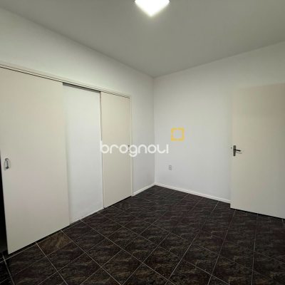 Casa com 131m², 3 quartos (sendo 1 suíte), 3 garagens, no bairro Barreiros em São José