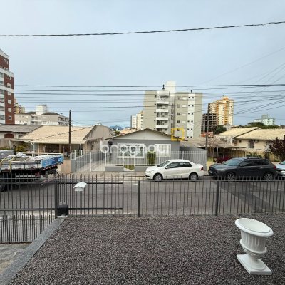 Casa com 131m², 3 quartos (sendo 1 suíte), 3 garagens, no bairro Barreiros em São José