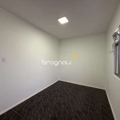 Casa com 131m², 3 quartos (sendo 1 suíte), 3 garagens, no bairro Barreiros em São José