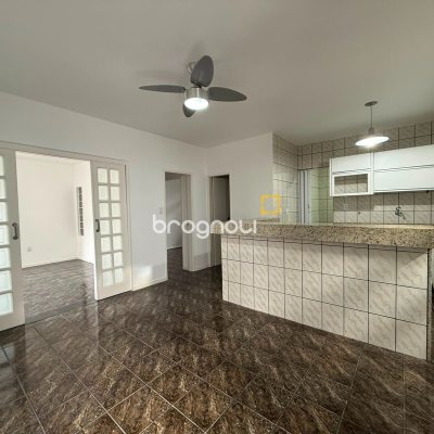 Casa com 131m², 3 quartos (sendo 1 suíte), 3 garagens, no bairro Barreiros em São José