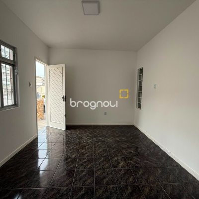 Casa com 131m², 3 quartos (sendo 1 suíte), 3 garagens, no bairro Barreiros em São José