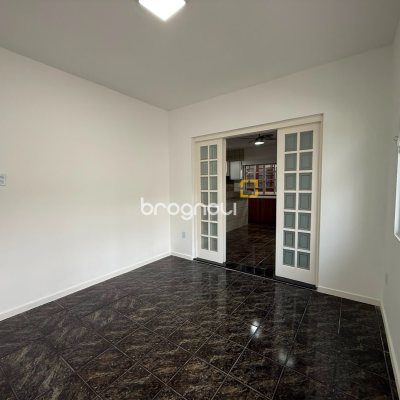 Casa com 131m², 3 quartos (sendo 1 suíte), 3 garagens, no bairro Barreiros em São José