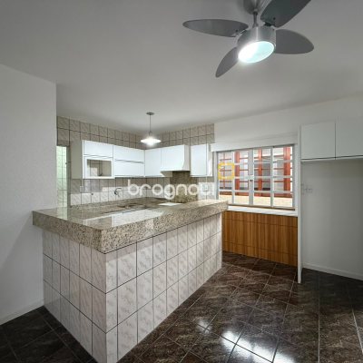 Casa com 131m², 3 quartos (sendo 1 suíte), 3 garagens, no bairro Barreiros em São José