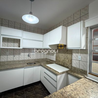 Casa com 131m², 3 quartos (sendo 1 suíte), 3 garagens, no bairro Barreiros em São José