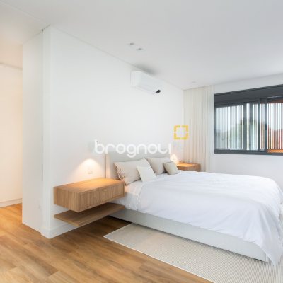 Casa de Condomínio com 314m², 4 quartos (sendo 4 suítes), 2 garagens, no bairro Cachoeira do Bom Jesus em Florianópolis