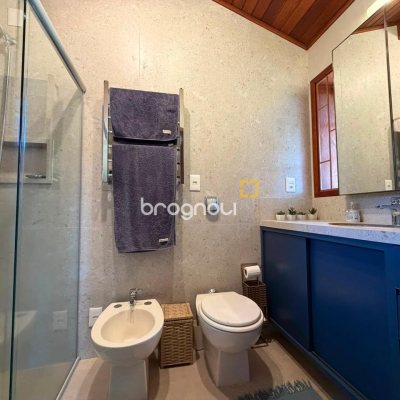 Casa de Condomínio com 360m², 2 quartos (sendo 2 suítes), 3 garagens, no bairro Itacorubi em Florianópolis
