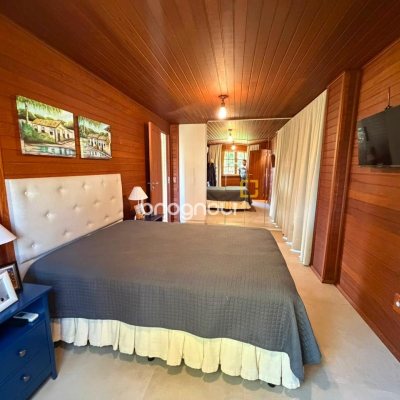 Casa de Condomínio com 360m², 2 quartos (sendo 2 suítes), 3 garagens, no bairro Itacorubi em Florianópolis