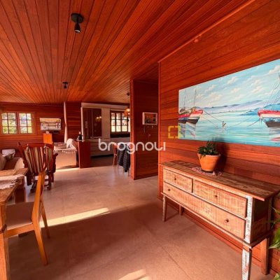 Casa de Condomínio com 360m², 2 quartos (sendo 2 suítes), 3 garagens, no bairro Itacorubi em Florianópolis