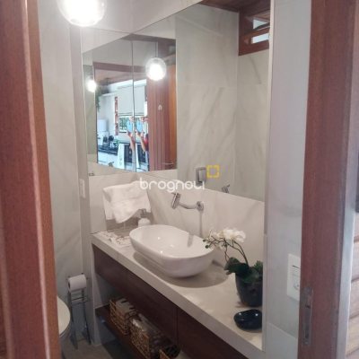 Casa de Condomínio com 360m², 2 quartos (sendo 2 suítes), 3 garagens, no bairro Itacorubi em Florianópolis