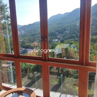 Casa de Condomínio com 360m², 2 quartos (sendo 2 suítes), 3 garagens, no bairro Itacorubi em Florianópolis
