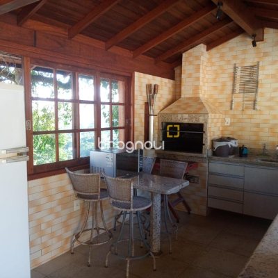 Casa de Condomínio com 360m², 2 quartos (sendo 2 suítes), 3 garagens, no bairro Itacorubi em Florianópolis