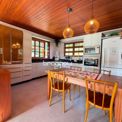 Casa de Condomínio com 360m², 2 quartos (sendo 2 suítes), 3 garagens, no bairro Itacorubi em Florianópolis
