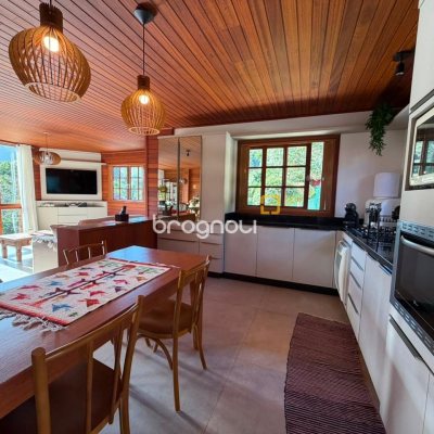 Casa de Condomínio com 360m², 2 quartos (sendo 2 suítes), 3 garagens, no bairro Itacorubi em Florianópolis