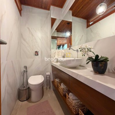 Casa de Condomínio com 360m², 2 quartos (sendo 2 suítes), 3 garagens, no bairro Itacorubi em Florianópolis