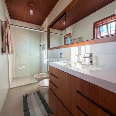 Casa de Condomínio com 360m², 2 quartos (sendo 2 suítes), 3 garagens, no bairro Itacorubi em Florianópolis