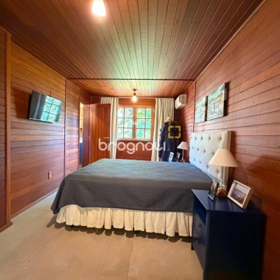 Casa de Condomínio com 360m², 2 quartos (sendo 2 suítes), 3 garagens, no bairro Itacorubi em Florianópolis