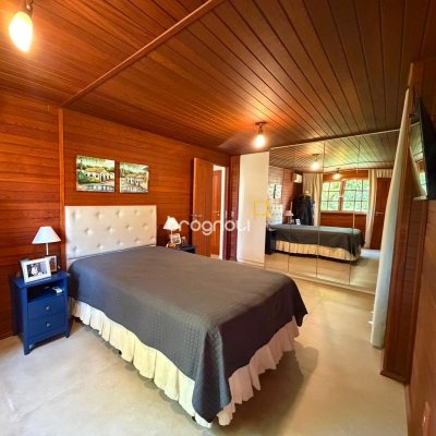 Casa de Condomínio com 360m², 2 quartos (sendo 2 suítes), 3 garagens, no bairro Itacorubi em Florianópolis
