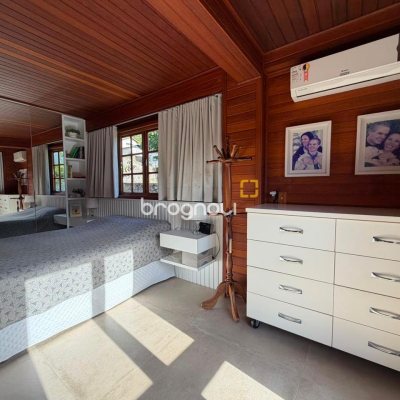 Casa de Condomínio com 360m², 2 quartos (sendo 2 suítes), 3 garagens, no bairro Itacorubi em Florianópolis