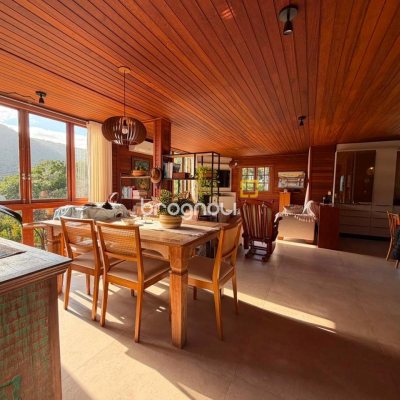 Casa de Condomínio com 360m², 2 quartos (sendo 2 suítes), 3 garagens, no bairro Itacorubi em Florianópolis