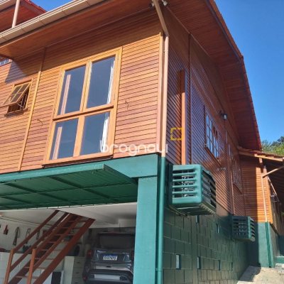 Casa de Condomínio com 360m², 2 quartos (sendo 2 suítes), 3 garagens, no bairro Itacorubi em Florianópolis