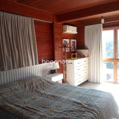 Casa de Condomínio com 360m², 2 quartos (sendo 2 suítes), 3 garagens, no bairro Itacorubi em Florianópolis
