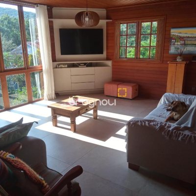 Casa de Condomínio com 360m², 2 quartos (sendo 2 suítes), 3 garagens, no bairro Itacorubi em Florianópolis