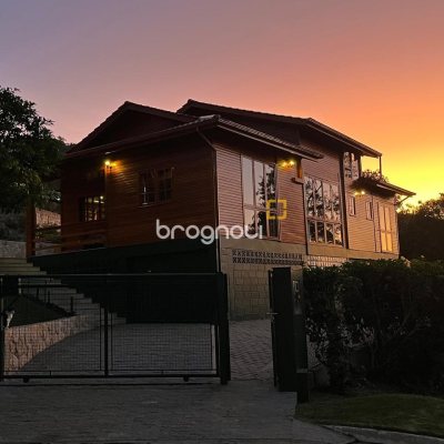 Casa de Condomínio com 360m², 2 quartos (sendo 2 suítes), 3 garagens, no bairro Itacorubi em Florianópolis