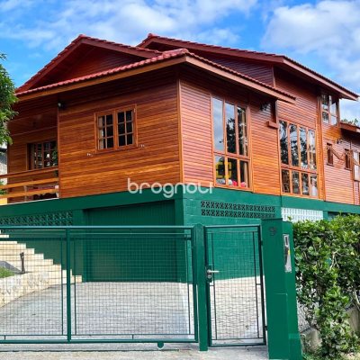 Casa de Condomínio com 360m², 2 quartos (sendo 2 suítes), 3 garagens, no bairro Itacorubi em Florianópolis