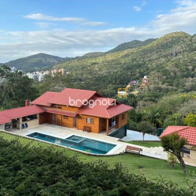 Casa de Condomínio com 360m², 2 quartos (sendo 2 suítes), 3 garagens, no bairro Itacorubi em Florianópolis
