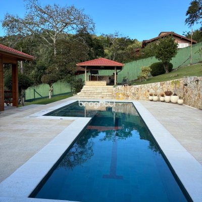 Casa de Condomínio com 360m², 2 quartos (sendo 2 suítes), 3 garagens, no bairro Itacorubi em Florianópolis