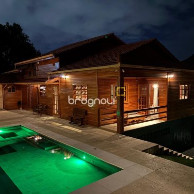 Casa de Condomínio com 360m², 2 quartos (sendo 2 suítes), 3 garagens, no bairro Itacorubi em Florianópolis